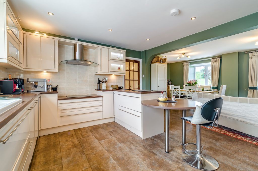 Property photo 2 of 60