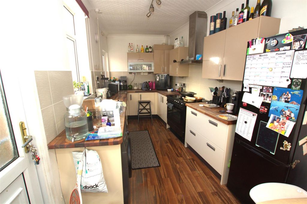 Property photo 3 of 8 Kitchen.Jpg
