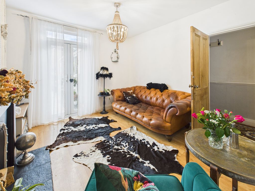 Property photo 3 of 22 Lounge