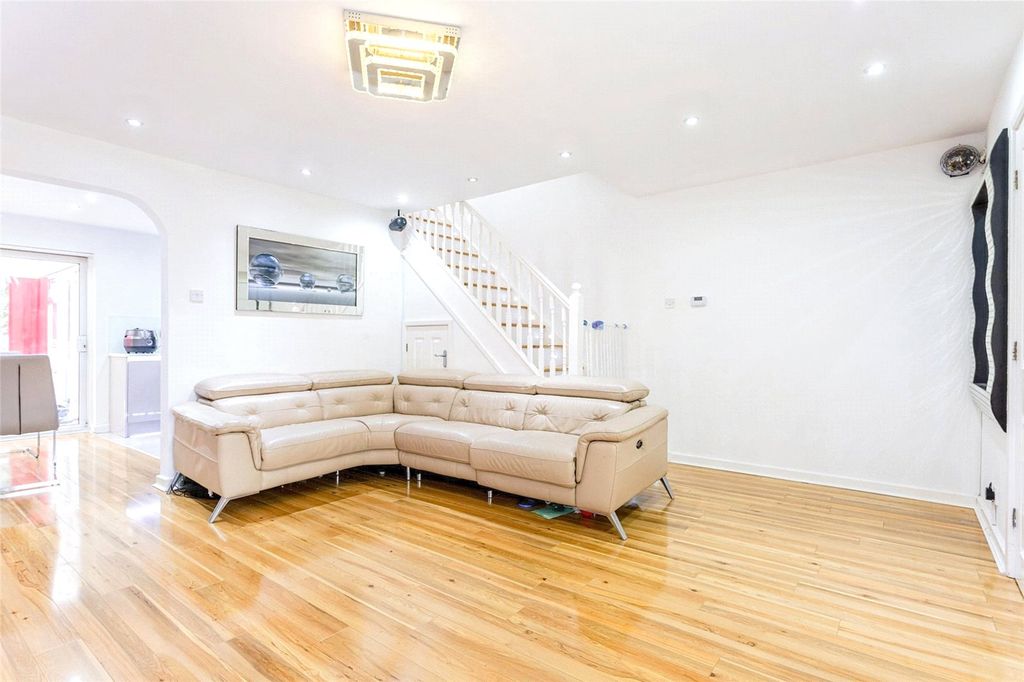 Property photo 2 of 13 .