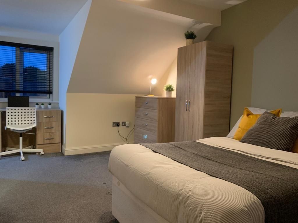 Property photo 1 of 15 A Cozy And Well-Maintained Master Bedroom Featurin...
