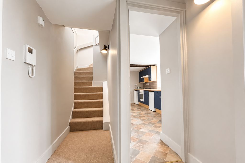 Property photo 3 of 18 Entrance Hall