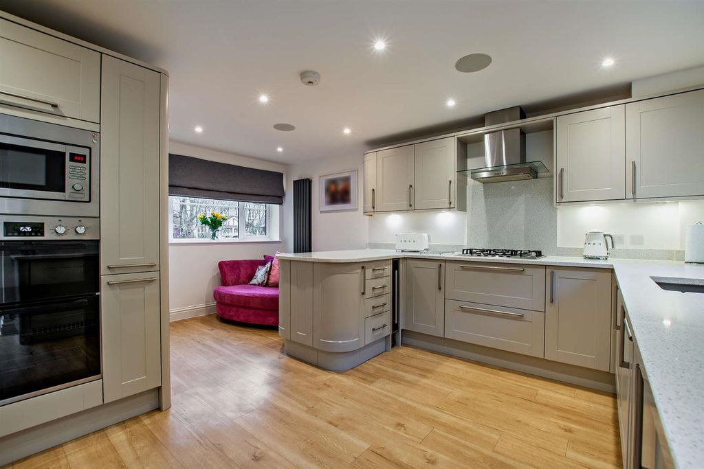 Property photo 3 of 23 8674423-Interior09-800.Jpg