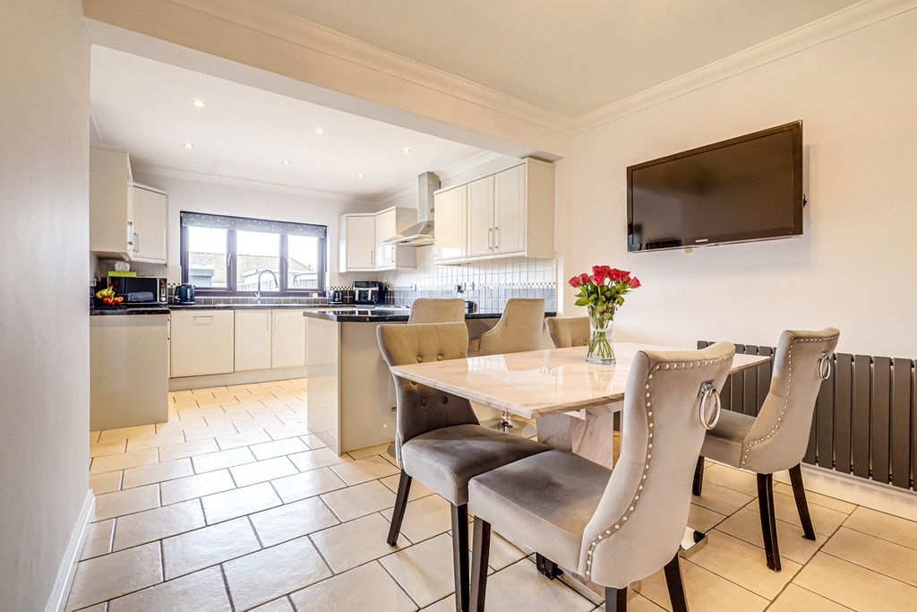 Property photo 3 of 34