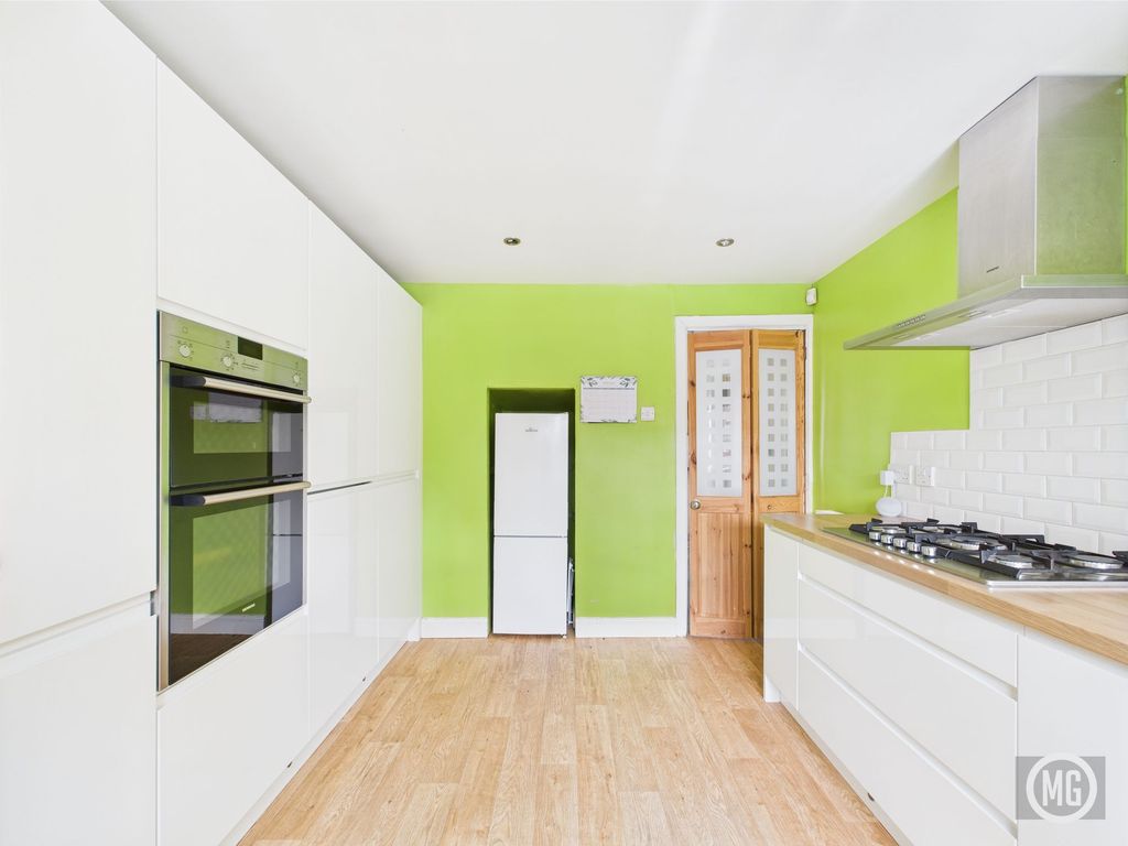 Property photo 3 of 18 Kitchen