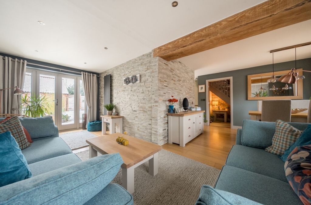 Property photo 2 of 37 1396191-9-695Cee8232F5B-Arw