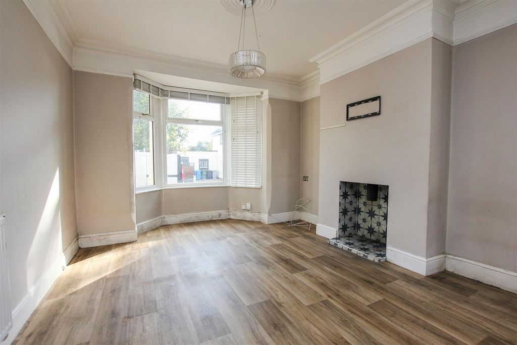 Property photo 3 of 17 Lounge