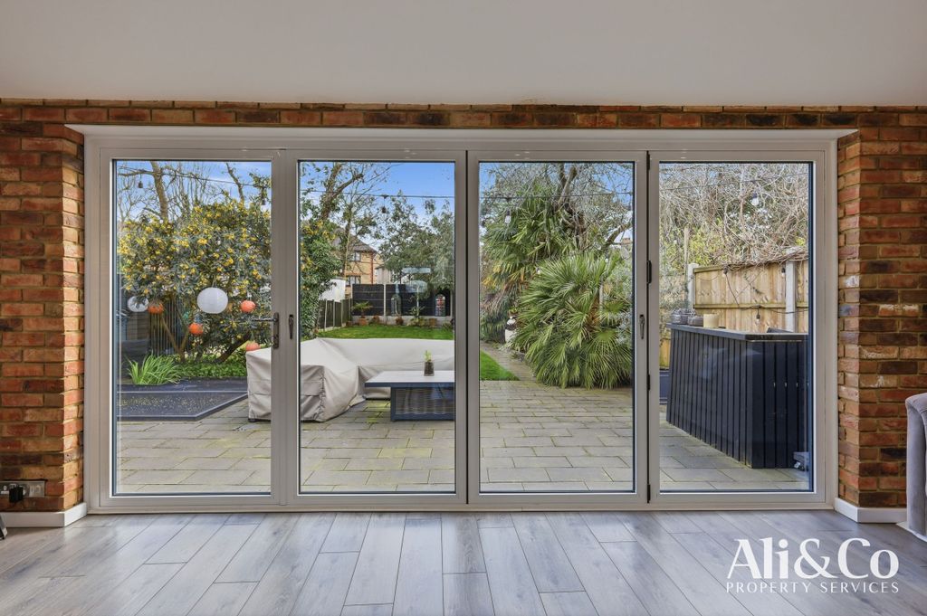 Additional image 10 of 4 bed semi-detached house for saleCollege Avenue, Grays RM17