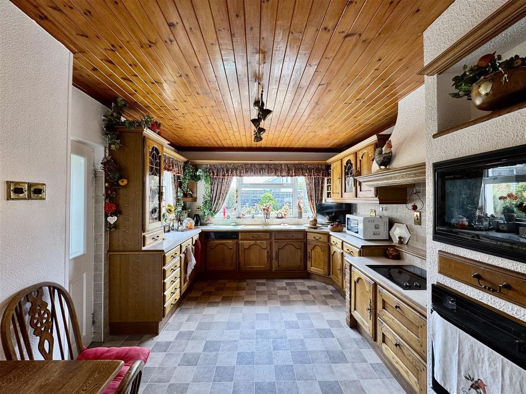 Property photo 3 of 27 Kitchen