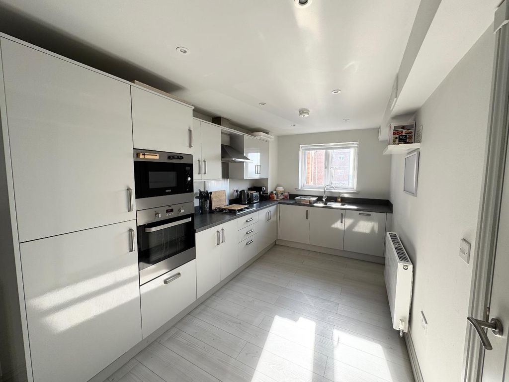 Property photo 3 of 7 Dining Kitchen