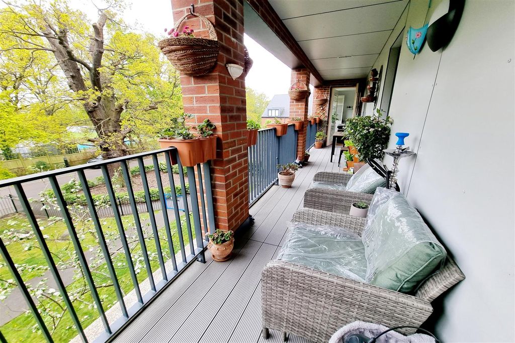 Property photo 3 of 15 Long Balcony: Pic. 1