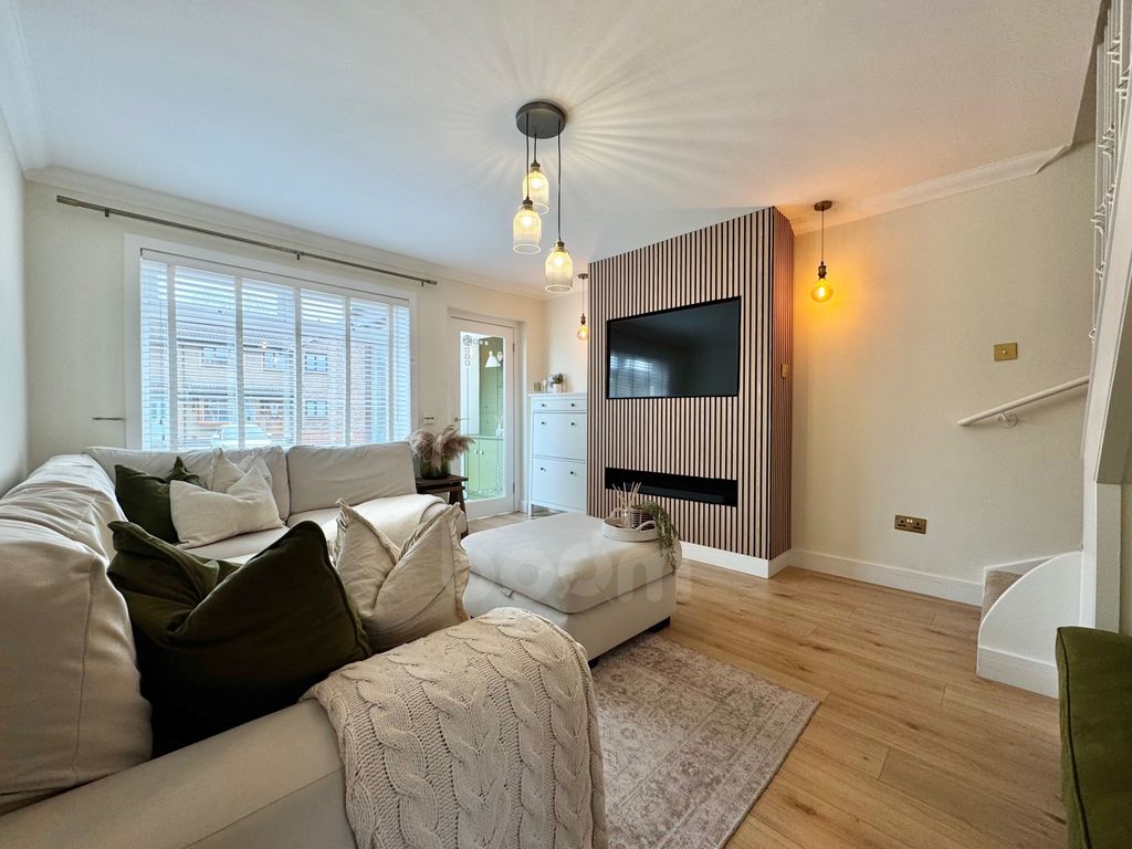 Property photo 2 of 20 Titchfield Way, Irvine Lounge