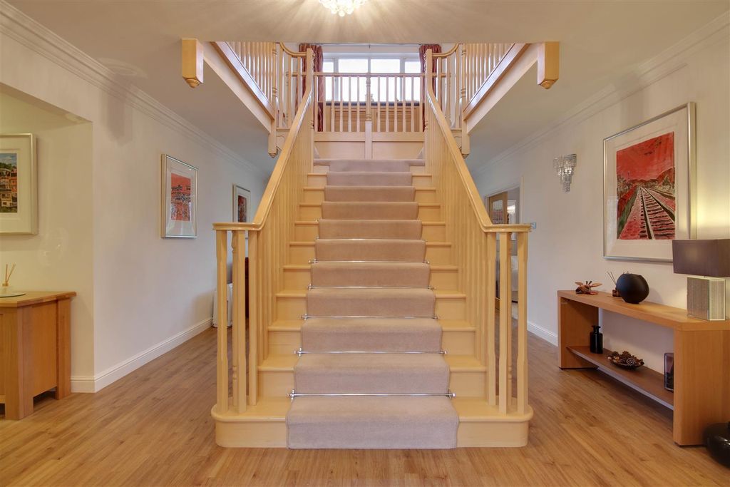 Property photo 3 of 34 Entrance Reception
