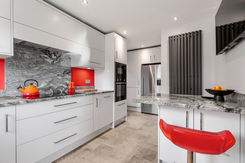 Property photo 2 of 31