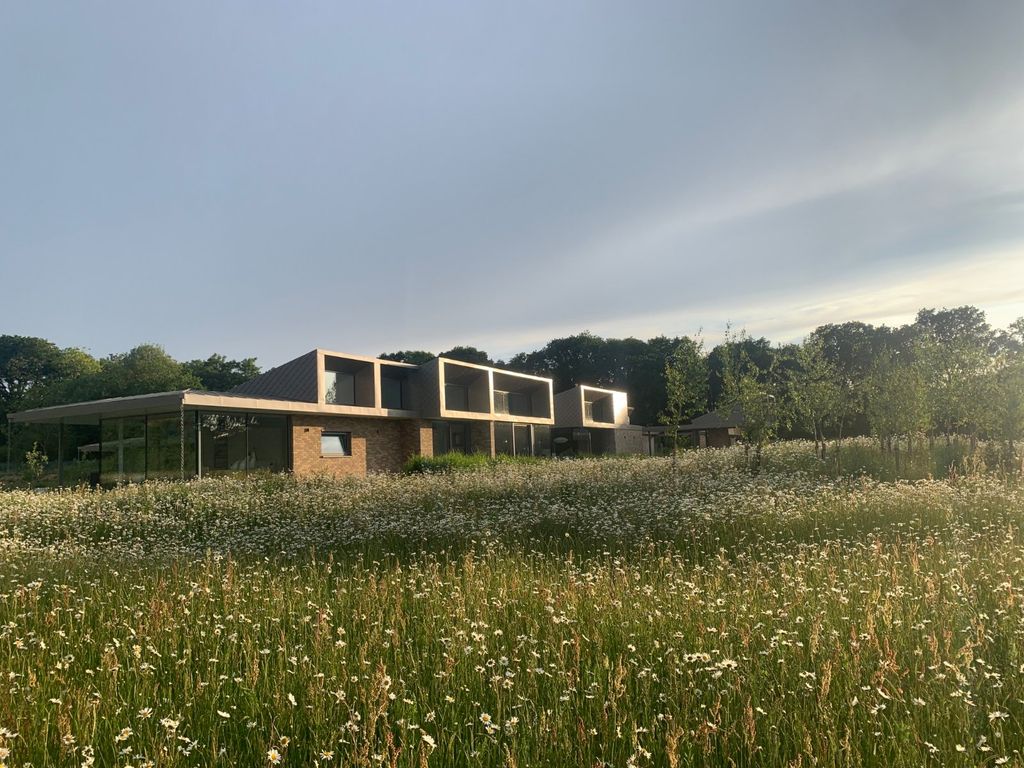 Property photo 2 of 15 Modernist Design
