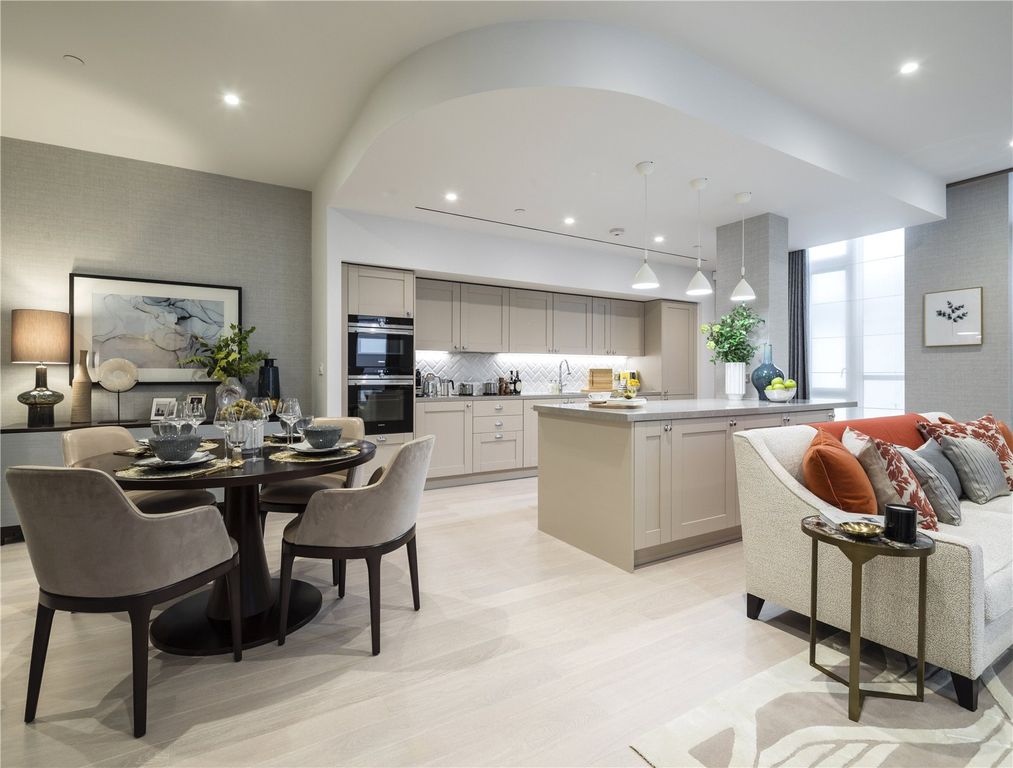 Property photo 1 of 17 Show Flat Kit/Diner