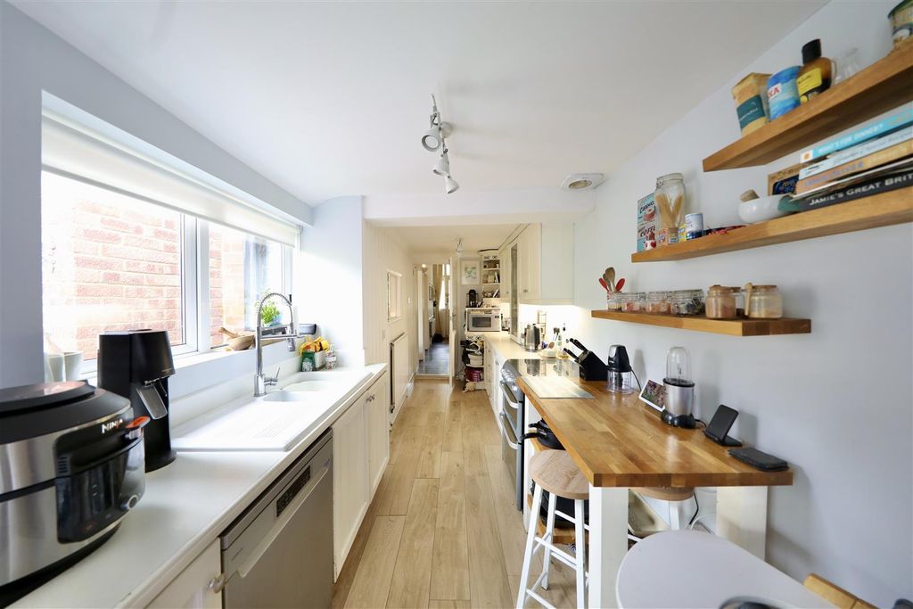 Property photo 3 of 18 Kitchen
