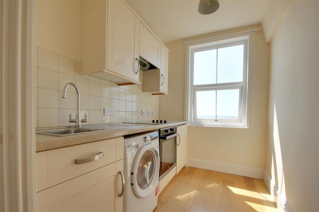 Property photo 2 of 10 Kitchen