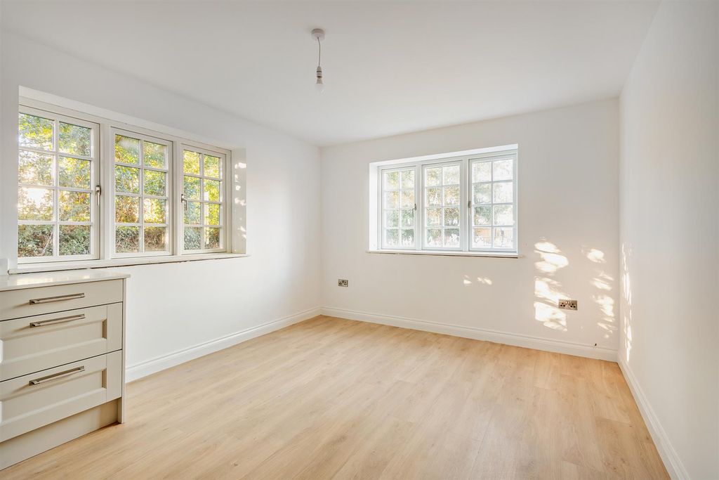 Property photo 3 of 23 8674000-Interior09-800.Jpg