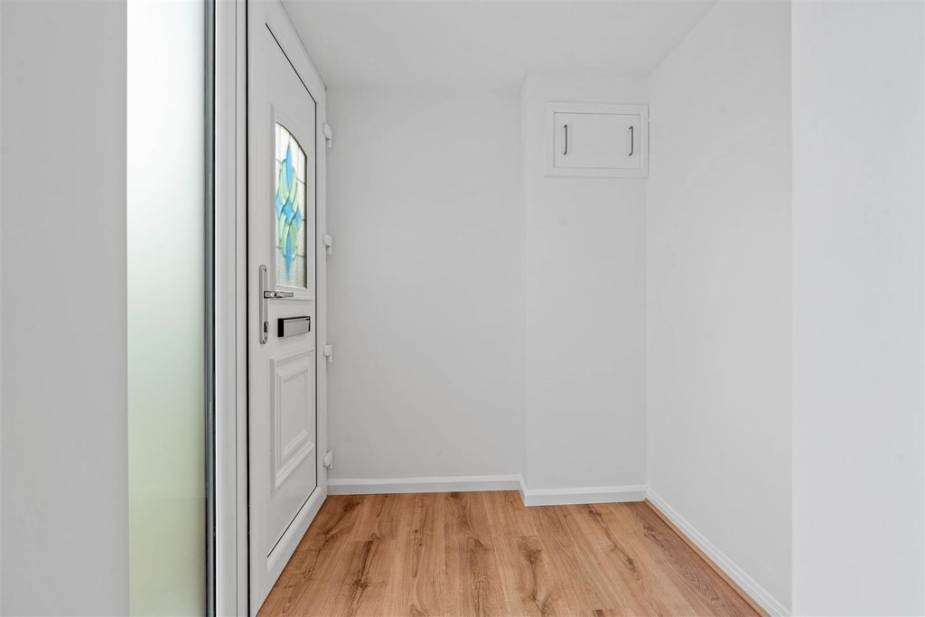 Property photo 2 of 21 28 Blandford Drive (5 Of 23).Jpg