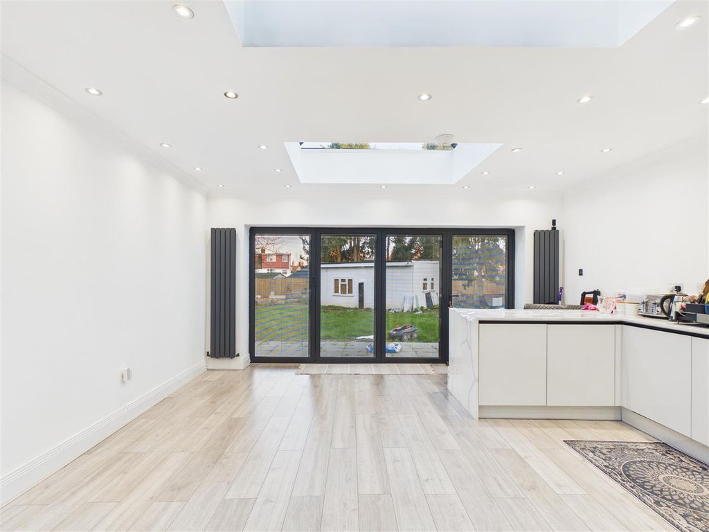 Property photo 3 of 11 Cam04419G0-Pr0060-Still010.Jpg