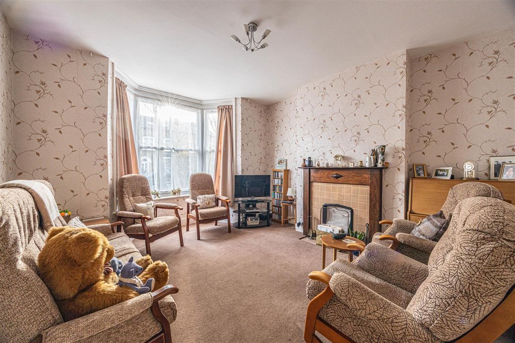 Property photo 2 of 17 Lounge