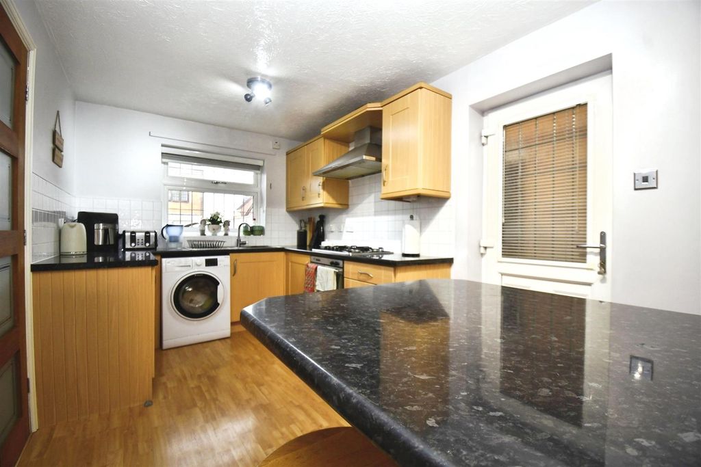 Property photo 3 of 21 Fitted Kitchen