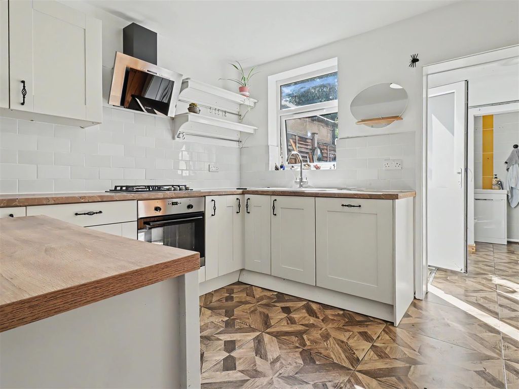 Property photo 3 of 12 Kitchen