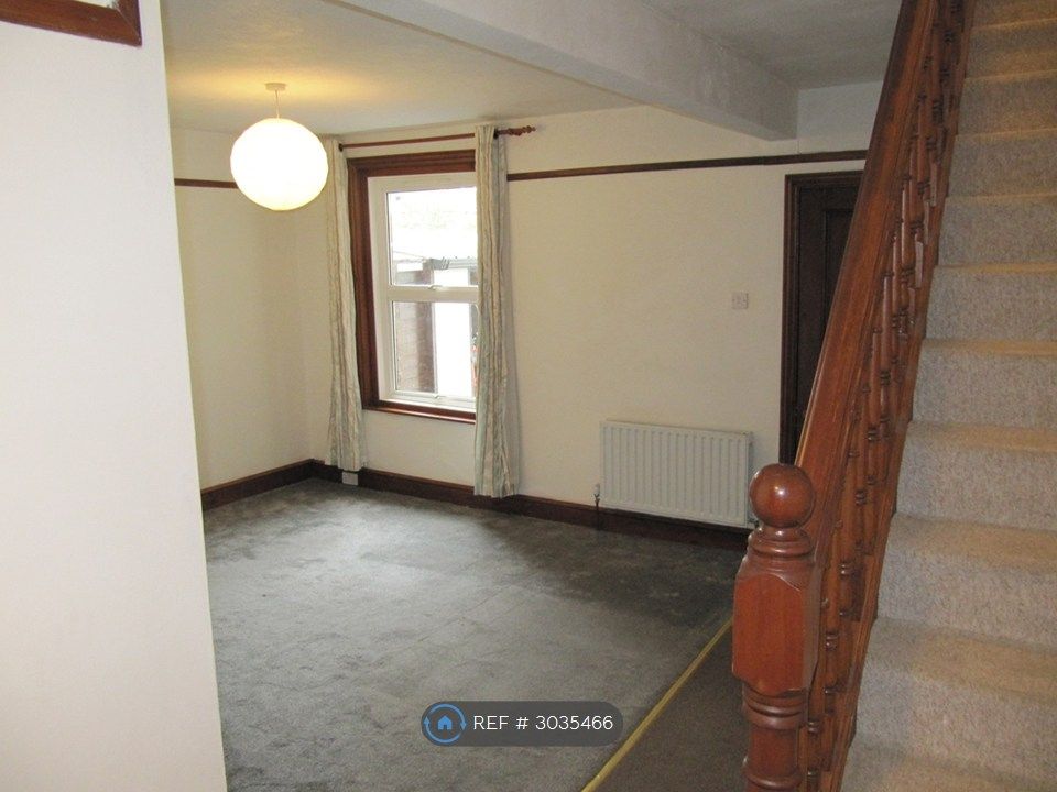 Property photo 2 of 30 Living Room 17' x 12'