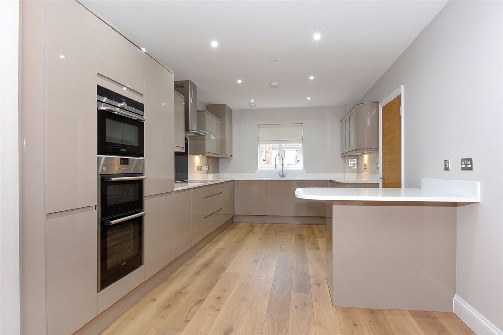 Property photo 3 of 8 Kitchen