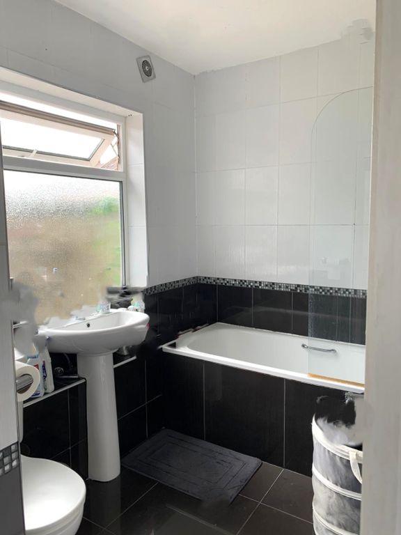 Property photo 3 of 6 Bathroom Locket 1