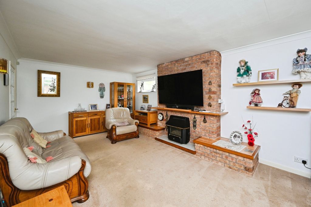 Property photo 2 of 19 Photo- Lounge