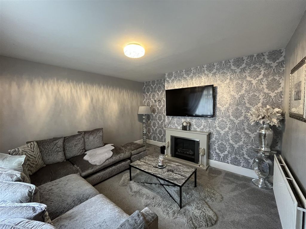 Property photo 3 of 20 Lounge