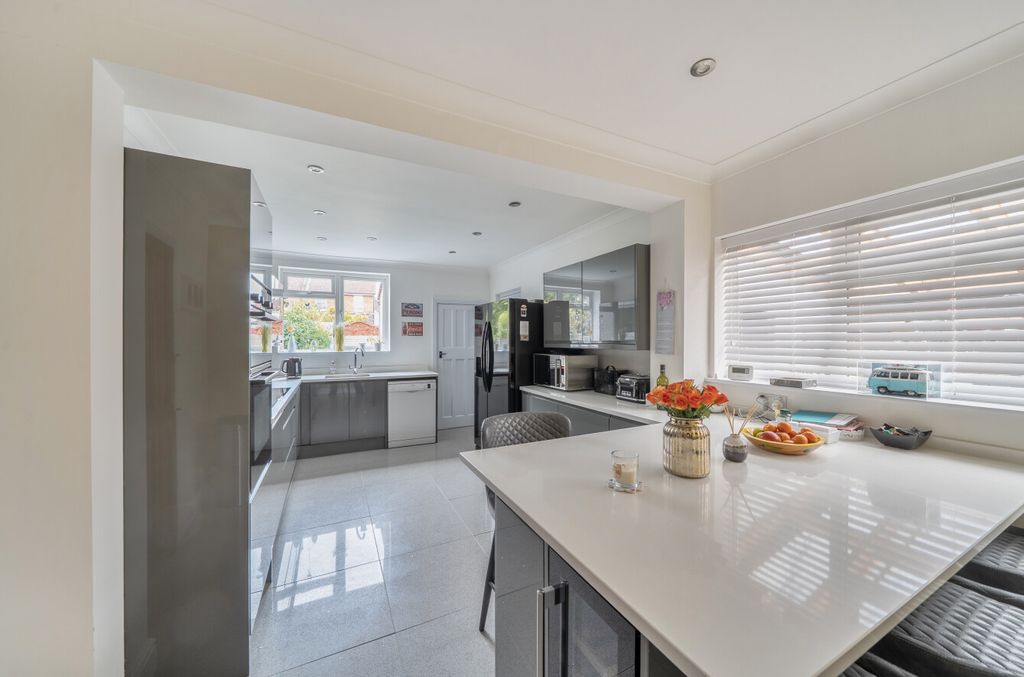 Property photo 3 of 12 1369606-14-68Efb3...