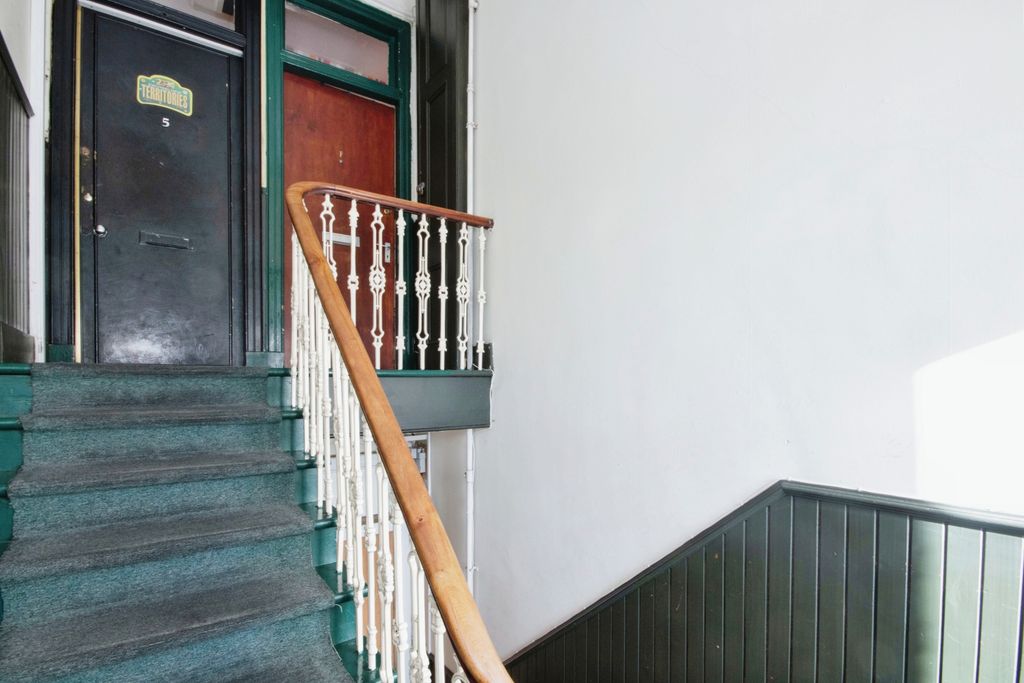 Property photo 3 of 14 Communal Landing