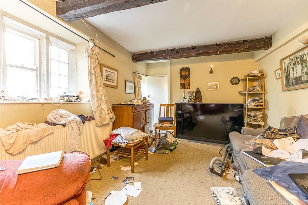 Property photo 3 of 17 Lounge