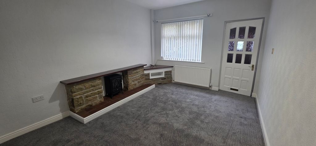 Property photo 3 of 12 Livingroom