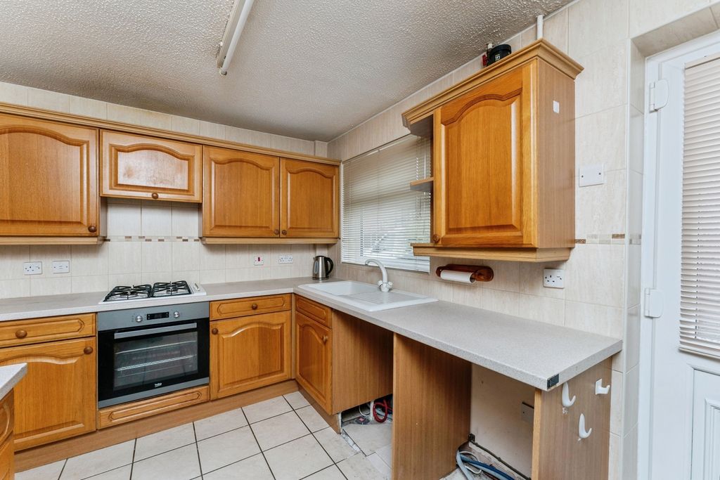 Property photo 3 of 17 Kitchen