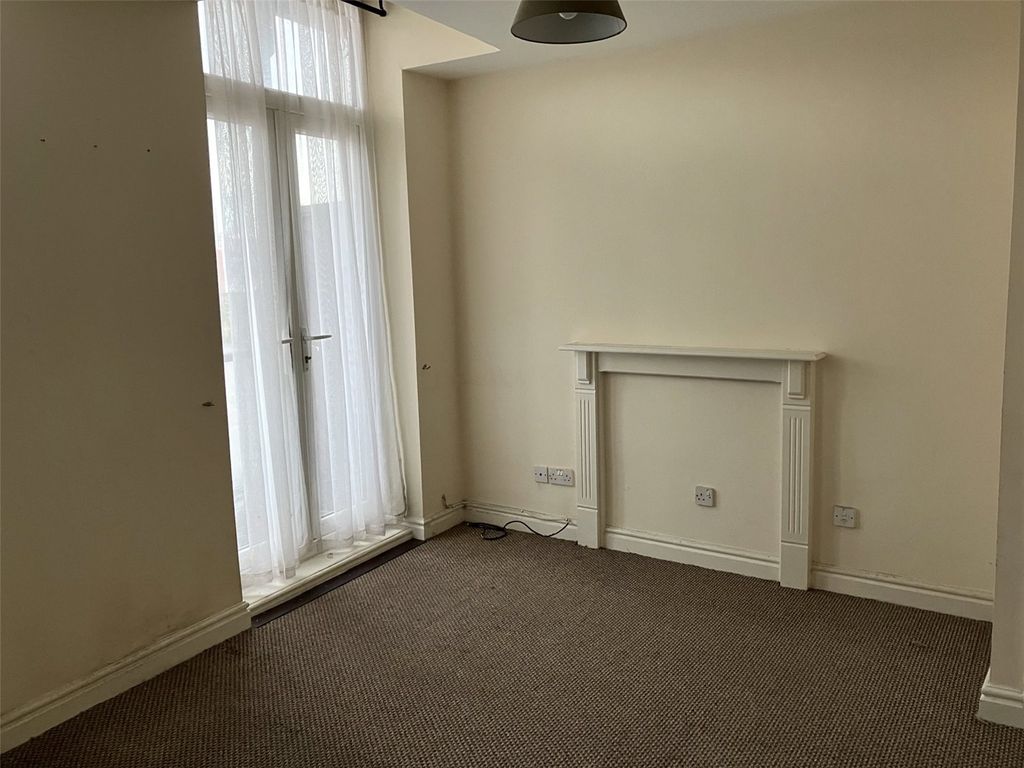 Property photo 3 of 8 Lounge Kitchen