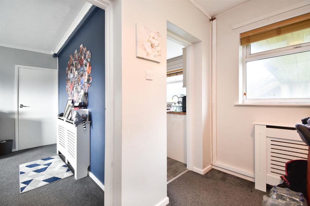 Property photo 3 of 12 Entrance Hall