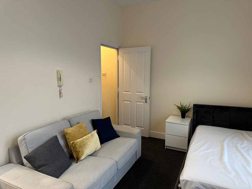 Property photo 3 of 6 Photo 5