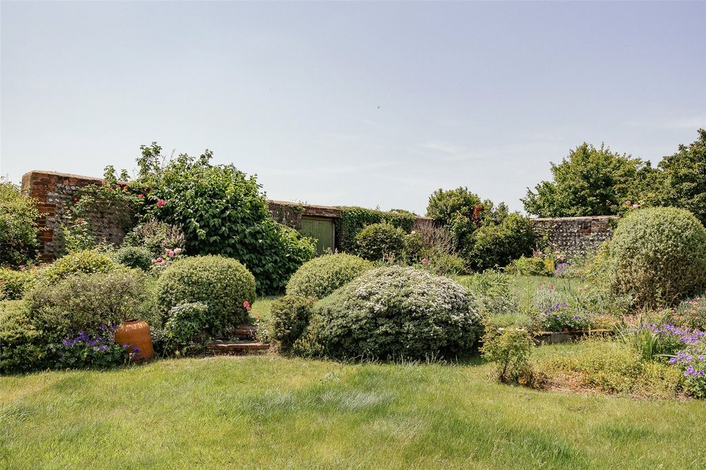 Property photo 3 of 24 Gardens