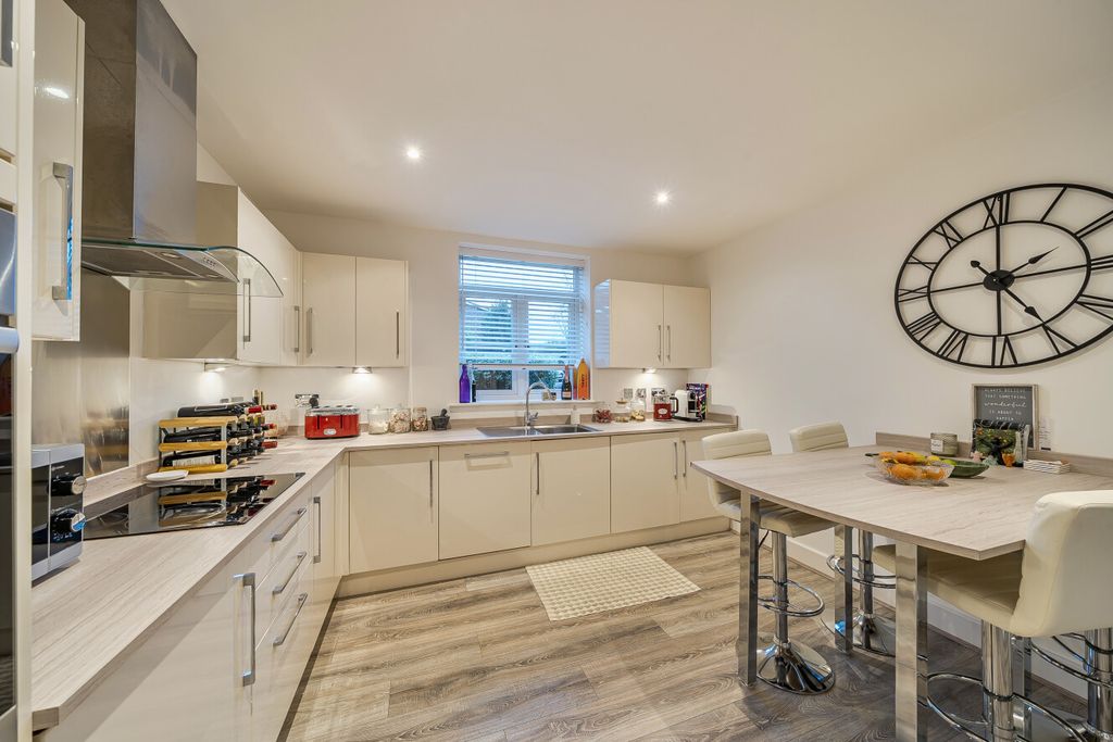 Property photo 3 of 15 1392880-11-694958...