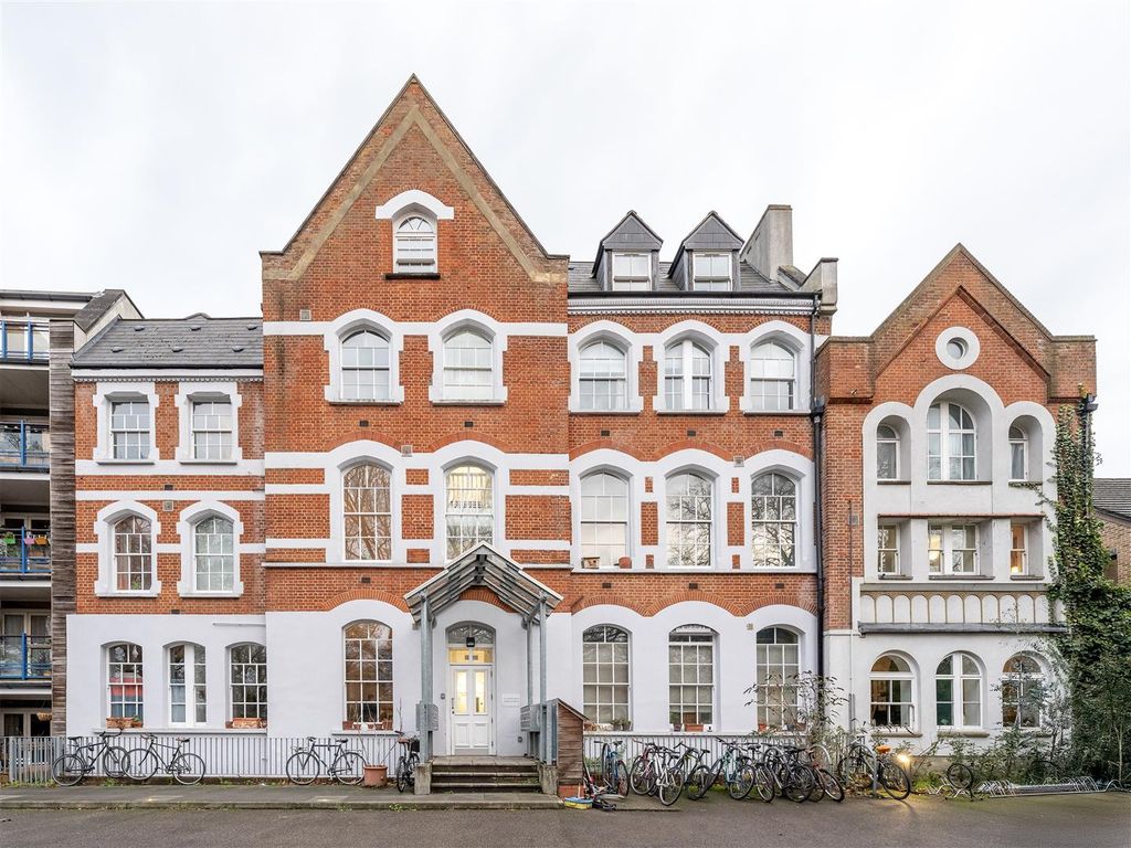 Property photo 1 of 20 Martello Street, E8