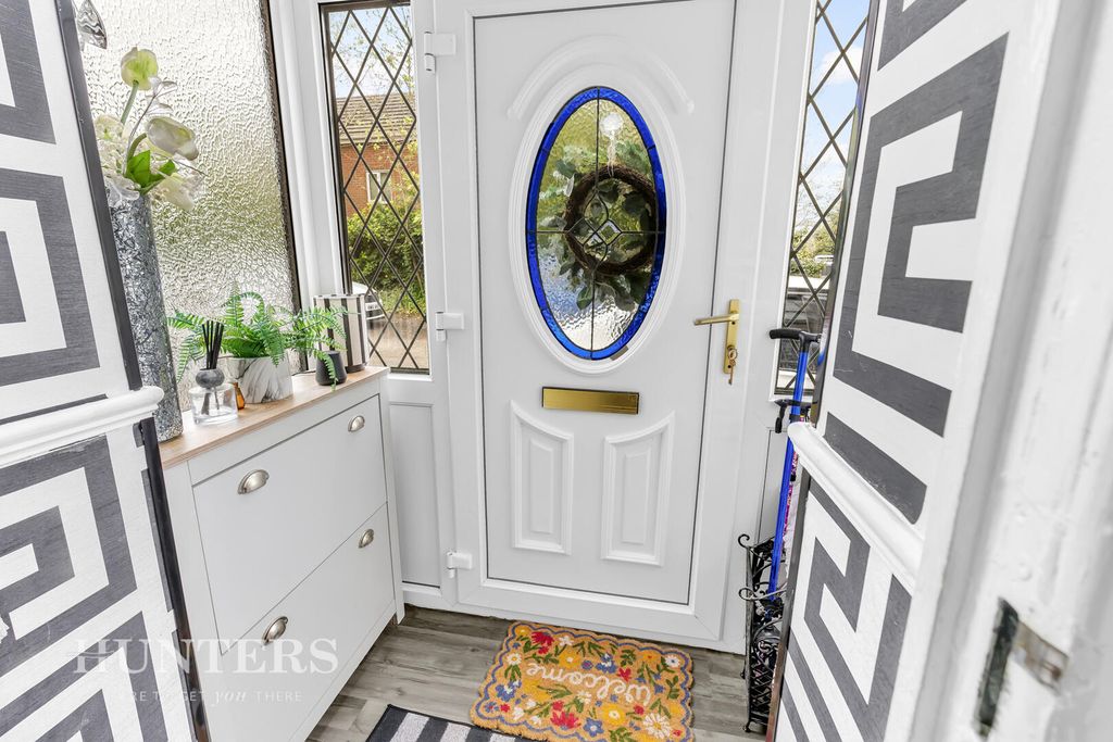 Property photo 2 of 18 Hallway