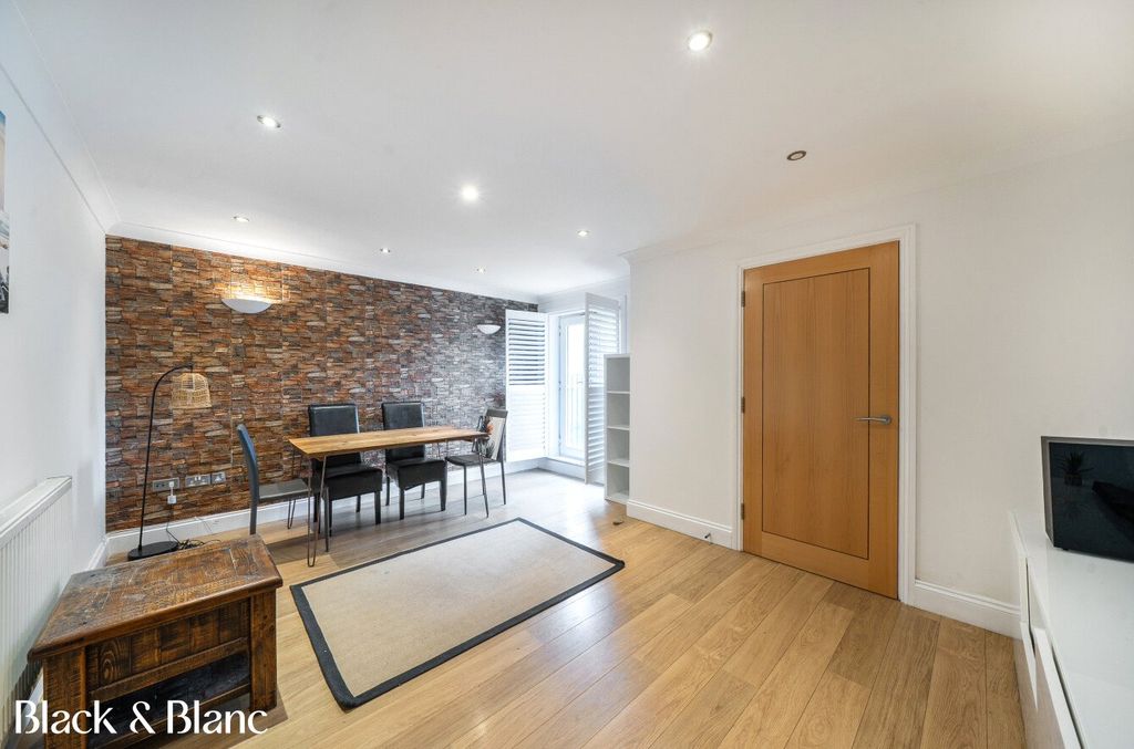 Property photo 2 of 17 Living/ Dining Room