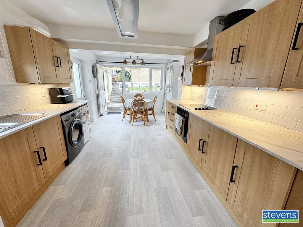 Property photo 2 of 18 Image00016