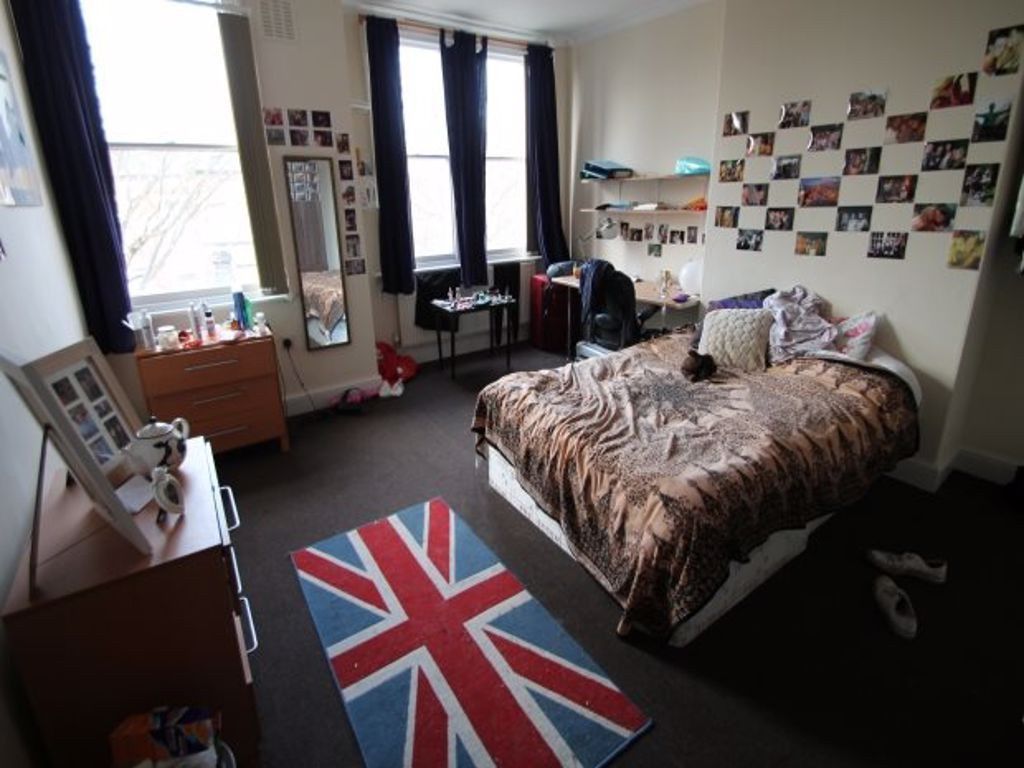 Property photo 1 of 10 A Well-Kept Double Bedroom Featuring A Cozy Bed, A...