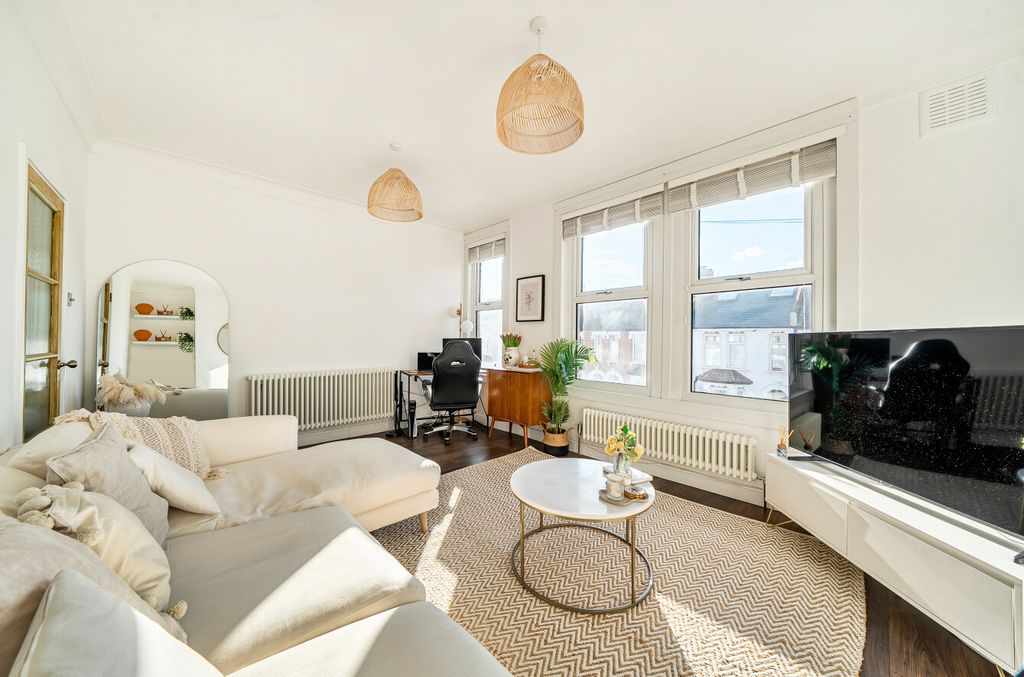 Property photo 2 of 15 1435749-3-69c568E...