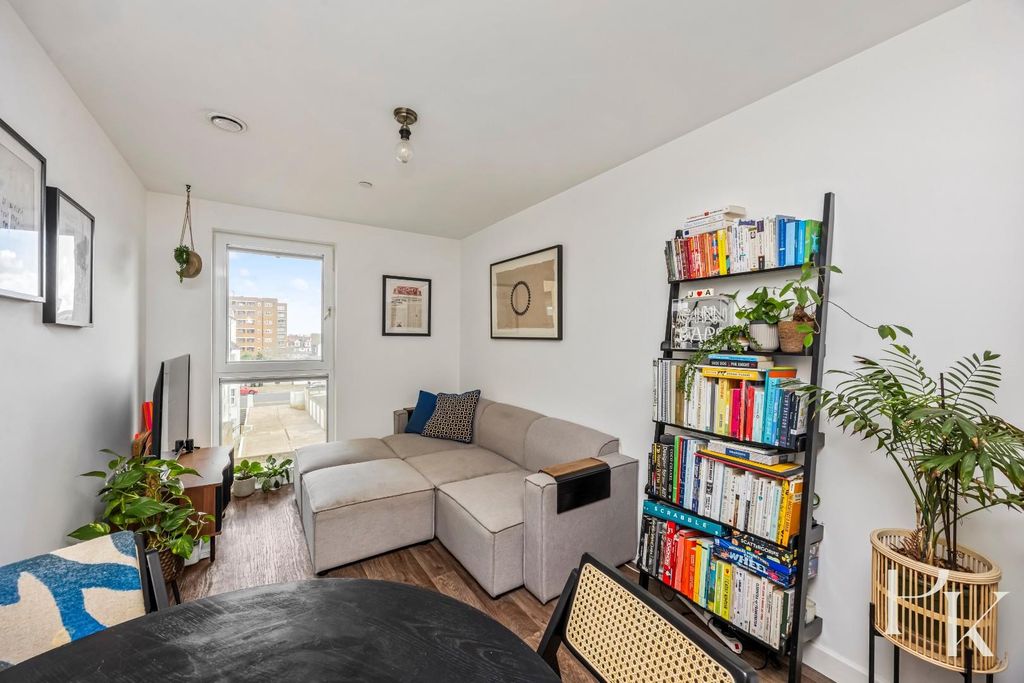 Property photo 2 of 23